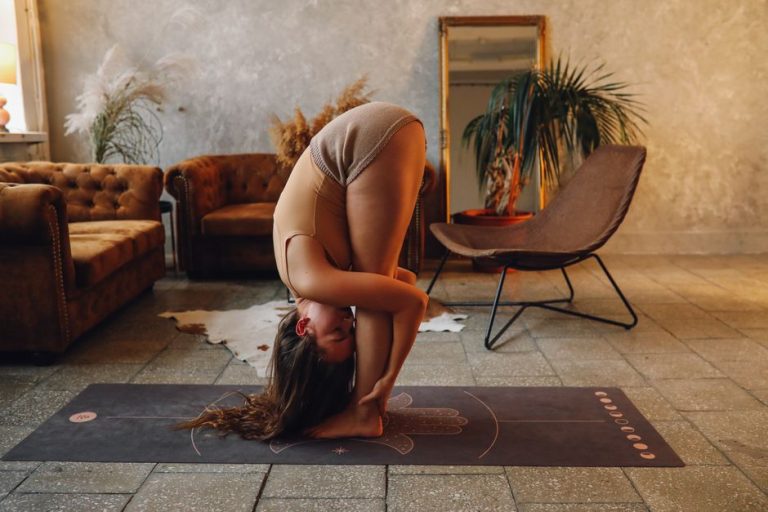 Simple Evening Stretches to Unwind After a Long Desk Day