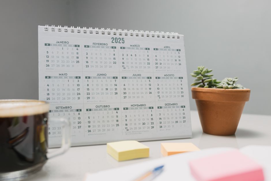 Desk calendar and notes on a work desk for planning the week