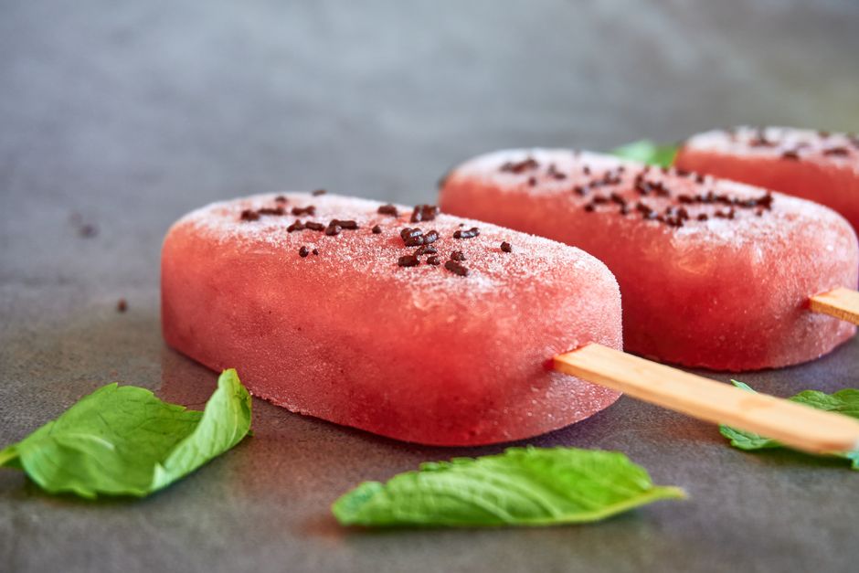 Refreshing Homemade Fruit Popsicles and Frozen Snacks